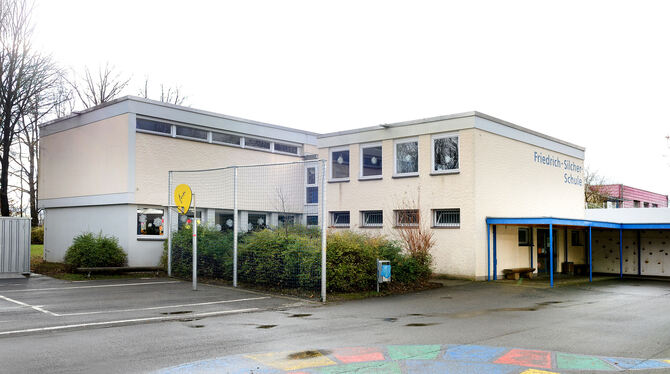 Anfang 2024 soll die Schadstoff-belastete Friedrich-Silcher-Schule wieder wie neu aussehen. In der zweijährigen Bauzeit ziehen d