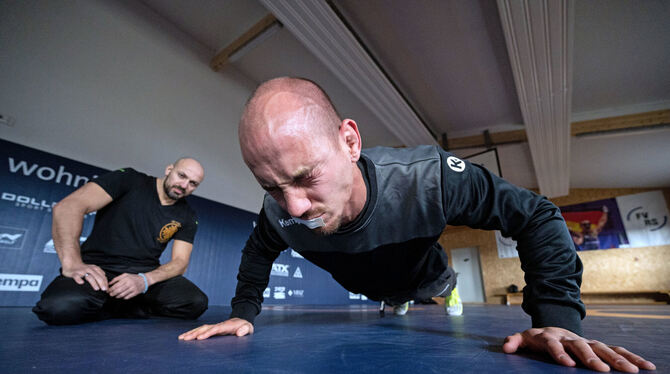 Der Ringer Frank Stäbler (r) macht während eines Atemtrainings mit seinem Atemtrainer Yasin Seiwasser in seiner Trainingshalle L