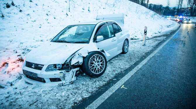 Schwerverletzte nach Unfall auf B313 bei Metzingen