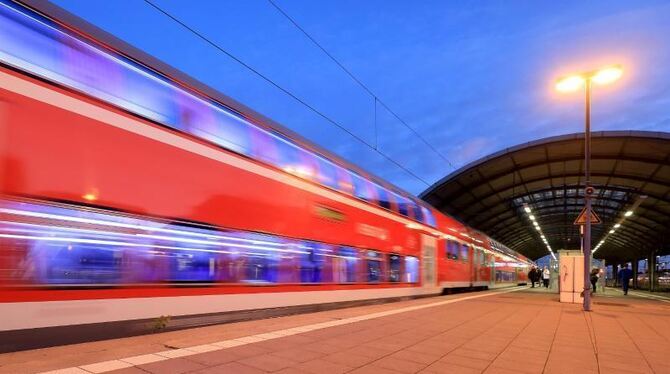 Regionalzug im Hauptbahnhof Halle/Saale