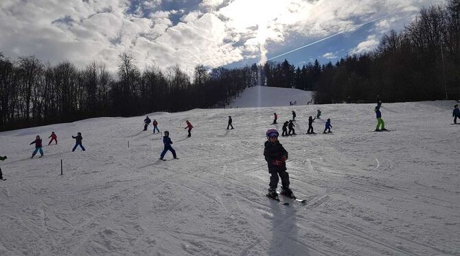 So wie auf diesem Archivfoto sieht es in normalen Wintern am Kohlwald aus: Die Kurse der Skizunft St. Johann sind bei den Kids s
