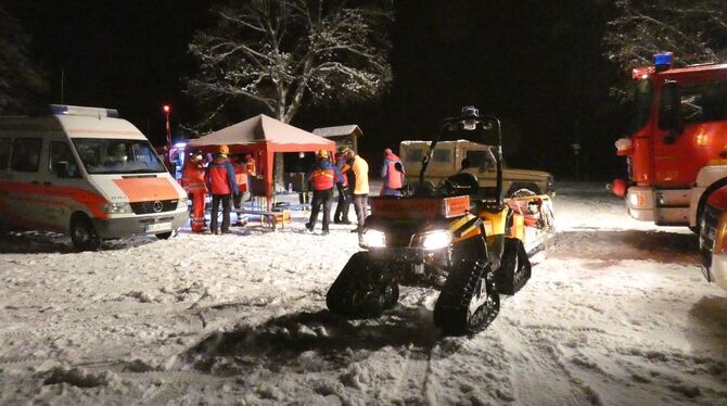 Großaufgebot an Bergungskräften beim Hohen Urach. Im Hintergrund ist die fast abgerutsche militärgrüne G-Klasse zu sehen.