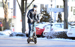  E-Scooter gehören andernorts schon zum Stadtbild. Etabliert sich das Angebot auch in Reutlingen? FOTO: PIETH