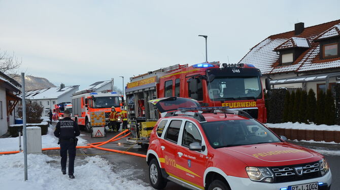 Die Feuerwehren aus Lichtenstein und Pfullingen waren mit etlichen Fahrzeugen vor Ort.