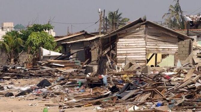 Ein furchtbares Bild: Noch Tage nach der Katastrophe war der Strand von Colombo verwüstet. FOTO: MARKUS NIETHAMMER