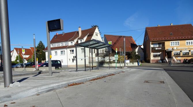 Die Bushaltestelle am Notariatsplatz in Walddorf ist neu gebaut worden. Sie ist nun barrierefrei. Weitere sollen folgen. FOTO: G