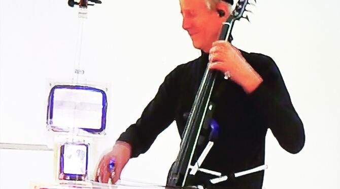 Fried Dähn nahm bei seiner Musikperformance auf das Werk »TV Cello« (1996) des 2006 gestorbenen Medienkünstlers Nam June Paik Be