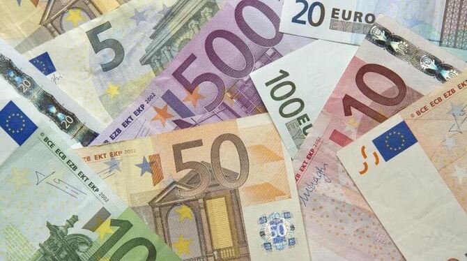 Zahlreiche Euro-Banknoten liegen auf einem Tisch Zahlreiche Euro-Banknoten liegen auf einem Tisch