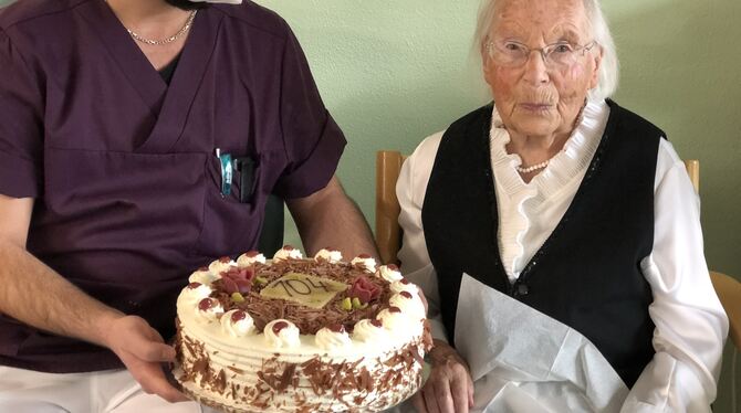 Erika Kraft bekommt eine GEA-Torte zum 104. Geburtstag