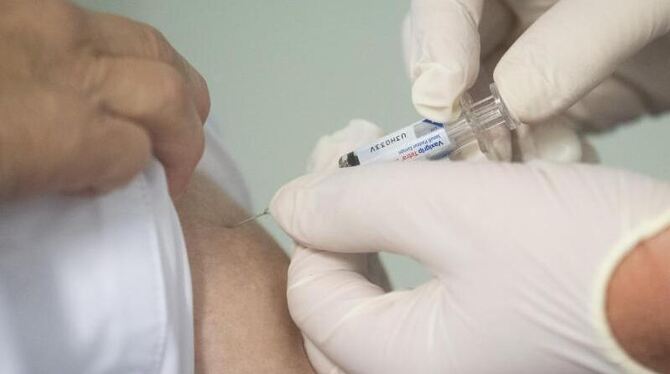 Ein Mann wird geimpft Ein Mann wird geimpft