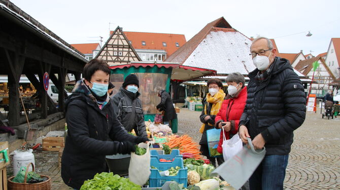 Eindrücke vom Geschehen auf dem Metzinger Wochenmarkt am vergangenen Mittwoch: Der Markt mitten in der Woche findet in Pandemiez