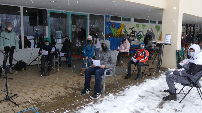Nicht nur Konfirmanden sind in Grafenberg wetterfest, auch Erwachsene kamen trotz Schneefalls zum ersten Freiluft-Gottesdienst i