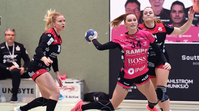 Silje Brons Petersen (Mitte) und die Metzinger Handballerinnen wollen ihren Lauf gegen Oldenburg fortsetzen. FOTO: PIETH