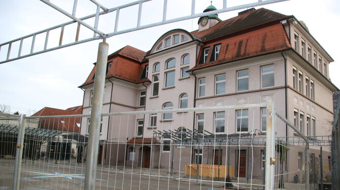 Die frühere Uhlandschule in Dettingen wird derzeit zum Gesundheitszentrum umgebaut, das auf Beschluss des Gemeinderats künftig d