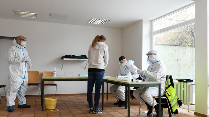 Abstrichaktion in Studentenwohnheimen Reutlingen Die Abstrichaktion läuft professionell ab. Erst die Datenerfassung, dann der Abstrich und das war's dann auch schon.