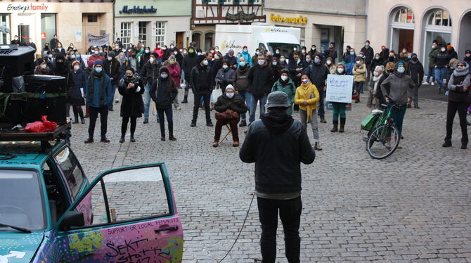 Linkes Bündnis demonstriert in Tübingen für mehr Solidarität in der Pandemie.