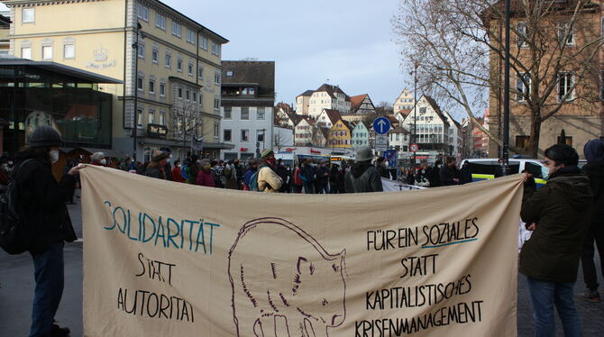 Demonstration einer linken Gruppierung in Tübingen für mehr Solidarität in der Pandemie