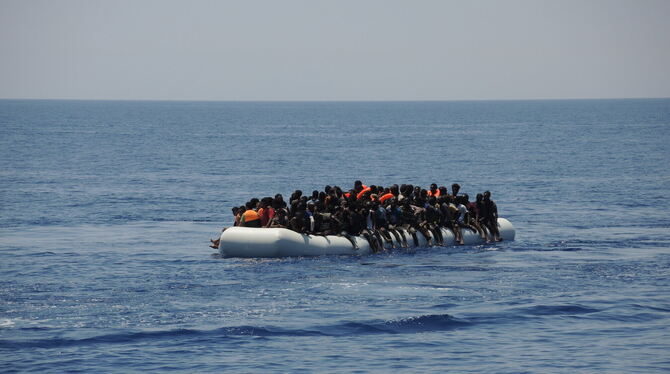 Ein Archivbild: Geflüchtete sitzen auf einem überladenen Schlauchboot im Mittelmeer.  FOTO: KLIMKEIT/DPA