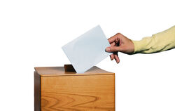 Wahlen, Wahl, Wahlurne, Urne, Urnengang, Abgabe, Stimme, Wahllokal, Wahlgeheimnis, Stimmabgabe, Wahlberechtigte, Wahlzettel, Wähler, Wählerstimme, Wählerstimmen, Wahlbeteiligung, Wahlstimme, Stimmzettel, Wahltag, Abstimmung, abstimmen, Wahltermin, Wahlsys