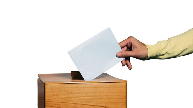 Eine junge Frau wirft ihre Wahlstimme in eine Wahlurne. FOTO: SANDERS/ADOBE STOCK