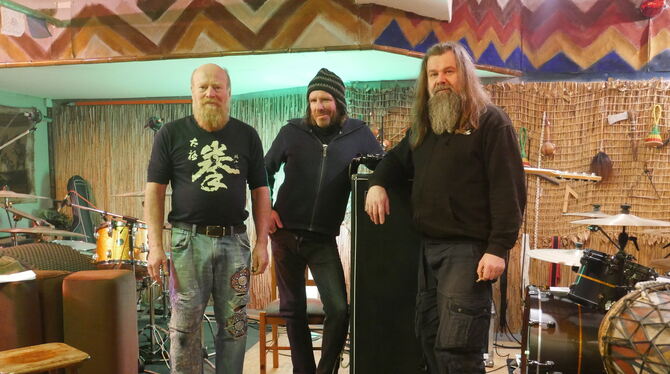 Große Lust am Klangexperiment: die Reutlinger  Psychedelic-Rock-Gruppe The Spacelords in ihrem Probenraum mit (von links nach re