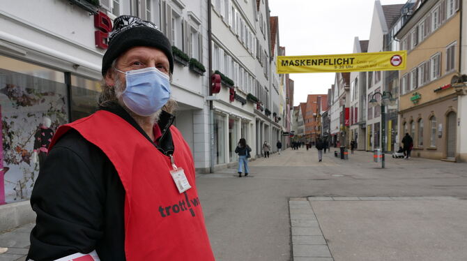 Viele haben ihn schon mal gesehen: Thomas van Hout verkauft die »Trott-war«-Zeitung in der Reutlinger Innenstadt. FOTOS: LEISTER