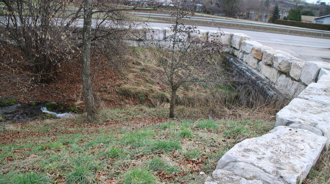 Am Talgraben entlang der Straße in die Buchhalde (linkes Bild) wurden bereits Maßnahmen zum Hochwasserschutz umgesetzt. Ein Knac
