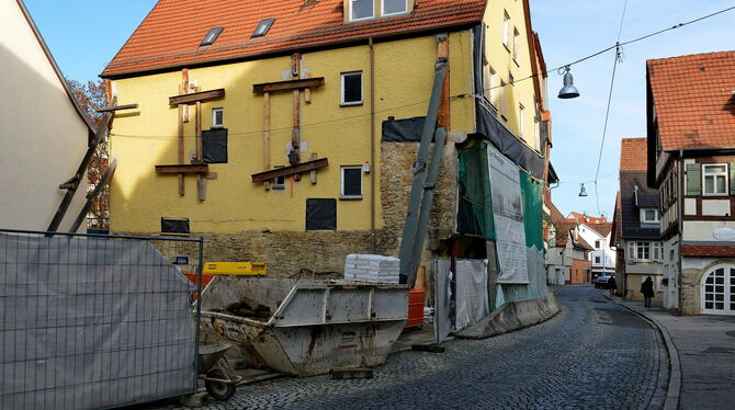 Auf dem Grundstück vor dem gelben Gebäude (Oberamteistraße 32, links) soll ein stützender und den historischen Keller schützende