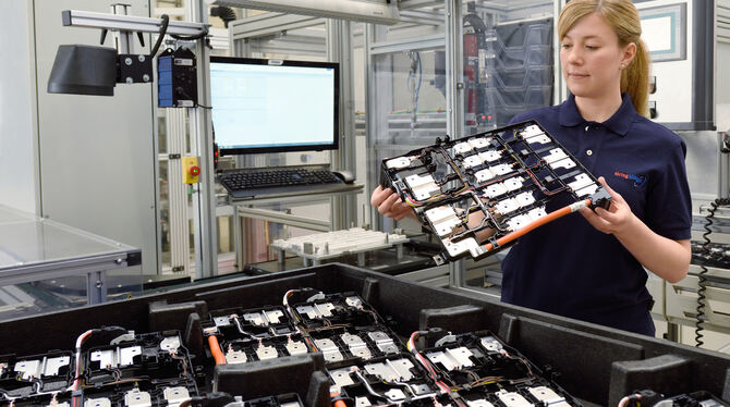 Eine Mitarbeiterin überprüft Zellkontaktiersysteme für Batterien.  FOTO: ELRING KLINGER