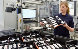 Eine Mitarbeiterin überprüft Zellkontaktiersysteme für Batterien.  FOTO: ELRING KLINGER
