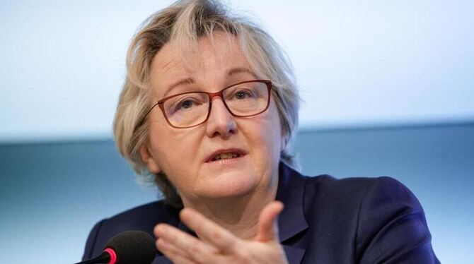 Theresia Bauer spricht bei einer Pressekonferenz Theresia Bauer spricht bei einer Pressekonferenz