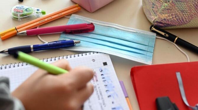 Ein Mund-Nasen-Schutz liegt auf dem Tisch einer Schülerin Ein Mund-Nasen-Schutz liegt auf dem Tisch einer Schülerin