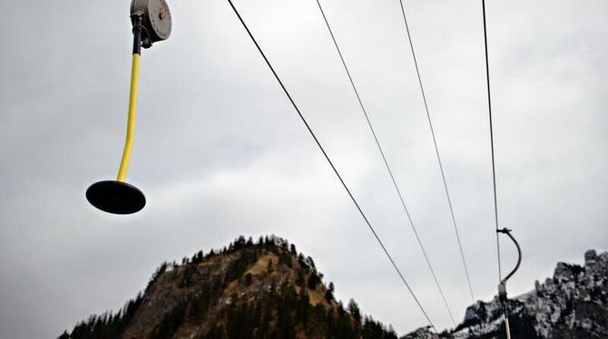 Ein Skilift ist vor grauem Himmel zu sehen