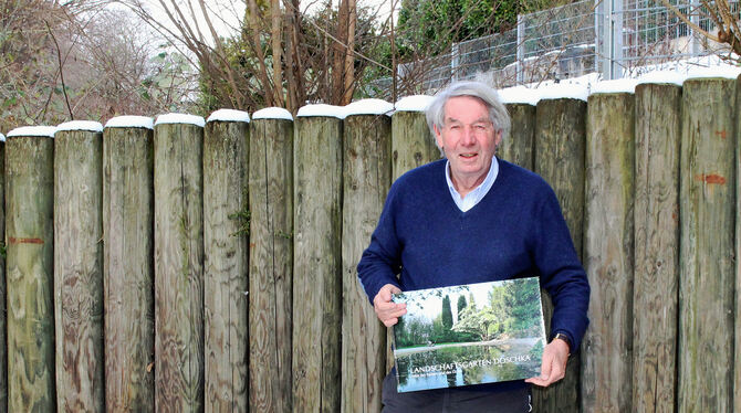 Roland Doschka beschenkt sich mit einem neuen Buch, das seinen Garten im Rottenburger Stadtteil Dettingen in vielen Fotos zeigt,