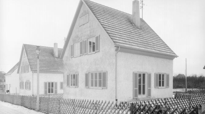 Um 1934: Auf dem Schild am Zaun steht Johann Blümer oder Blumer. Wo war das Haus?
