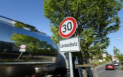 In vielen Bereichen kontrolliert die Stadt Pfullingen die Einhaltung von Tempo 30.  SYMBOLBILD: KÄSTLE/DPA 