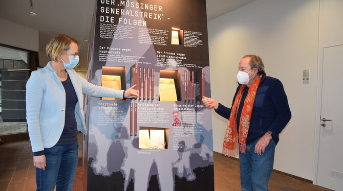 Museumleiterin Franziska Blum und Kubus-Designer Dieter Peters erläutern, wie der Ausstellungs-Kubus zum Mössinger Generalstrei