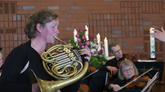 Hornistin Rachel Bauer beim Auftritt mit dem Metzinger Kammerorchester 2019 in Neuhausen. Rechts vorne Orchestervorsitzende Susa