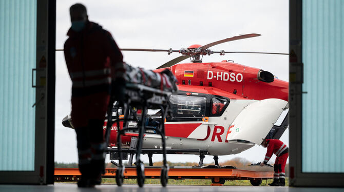 Ein Notfallsanitäter schiebt im Hangar des Hubschraubers Christoph 111 der DRF Stiftung Luftrettung eine Trage.  FOTO: MURAT/DPA
