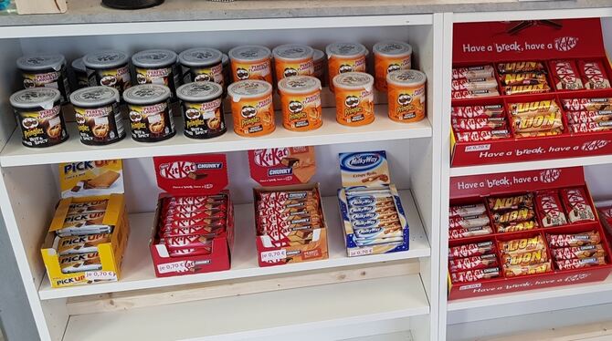 In dem Nürtinger Game-Store-Laden liegen nun zu 60 Prozent Süßigkeiten aus. Deshalb darf er trotz Lockdowns öffnen.