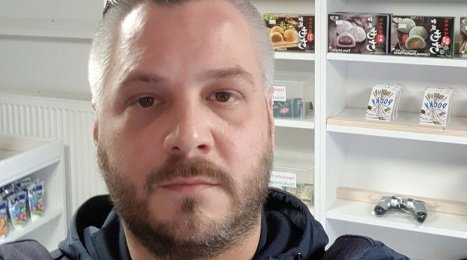 Game-Store Inhaber Paskalis Karasigos in seinem Laden, der wieder offen hat