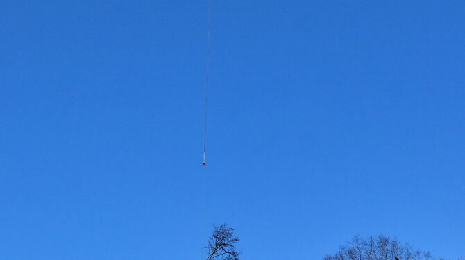 Lichtensteins Steillagen sind schwer zu bewirtschaften. Vergangenes Jahr half ein Hubschrauber bei der Holzernte.  FOTO: NIETHA