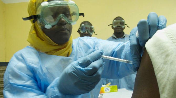 Auch bei Ebola setzt die Medizin auf einen Impfstoff. Hier wurde 2014 ein Freiwilliger in Mali geimpft. FOTO: DPA