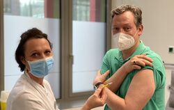 Wissenschaftsjournalist Eckart von Hirschhausen hat an der Uniklinik Köln an einer Studie zum Corona-Impfstoff teilgenommen. Stu