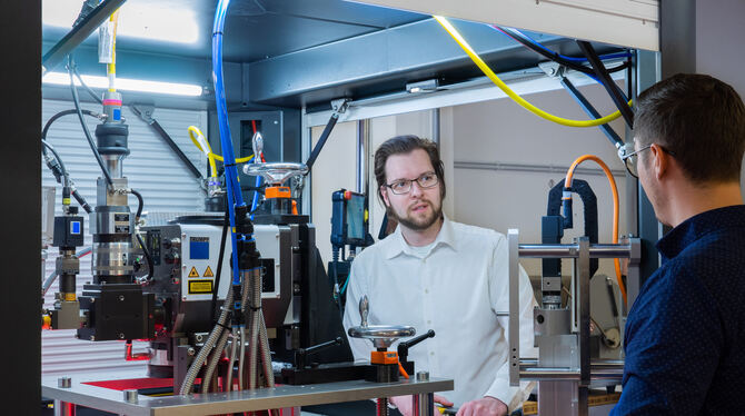 Die Mitarbeiter Matthias Neumann (links) und Tobias Schall forschen im Kundenauftrag im Zeltwanger Laserapplikationslabor.