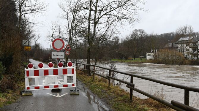 Nur vorsichtshalber ist dieser Uferweg bei Mittelstadt gesperrt.