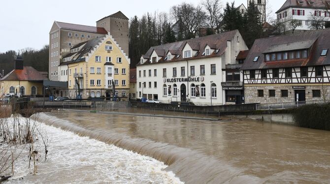 In Mitteltstadt rauscht der Neckar gewaltig, überflutet ein paar Uferbereiche, bleibt aber ansonsten wo er hingehört.