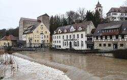 In Mitteltstadt rauscht der Neckar gewaltig, überflutet ein paar Uferbereiche, bleibt aber ansonsten wo er hingehört.