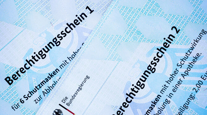 Rolf Vennenbernd/dpa Zwei Berechtigungsscheine (Gutscheine) von der Bundesregierung und den Krankenkassen für jeweils sechs FFP2-Masken, die man in d