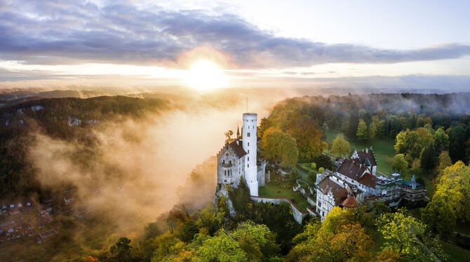 Traumhaftes Farbenspiel: Sonnenaufgang überm Schloss Lichtenstein.   FOTO: MYTHOS SCHWÄBISCHE ALB/DOMINIK LARS BREITBARTH
